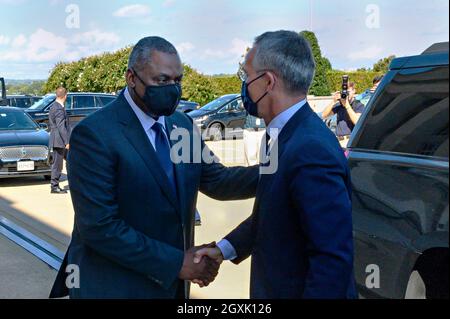 Arlington, Stati Uniti d'America. 4 ottobre 2021. Arlington, Stati Uniti d'America. 04 Ottobre 2021. Il Segretario della Difesa degli Stati Uniti Lloyd J. Austin III, a sinistra, accoglie il Segretario Generale della NATO Jens Stoltenberg per gli incontri bilaterali al Pentagono 4 ottobre 2021 ad Arlington, Virginia. Credito: SSgt. Jack Sanders/DOD/Alamy Live News Foto Stock