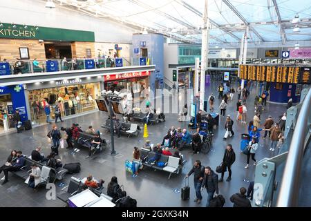 Stazione ferroviaria Manchester Piccadilly interna 2021 Regno Unito Foto Stock