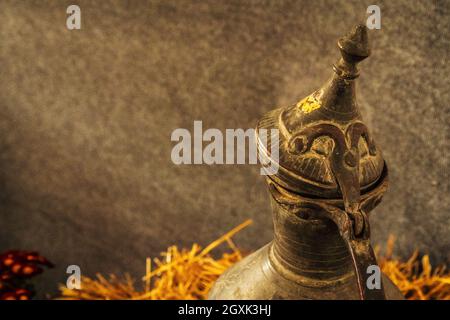 Scatto corto di una vecchia brocca con cappuccio in rame d'epoca Foto Stock