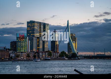 Lo skyline di Rotterdam, con il ponte Erasmus sul Nieuwe Maas, grattacieli del distretto 'Kop van Zuid', in Olanda Foto Stock