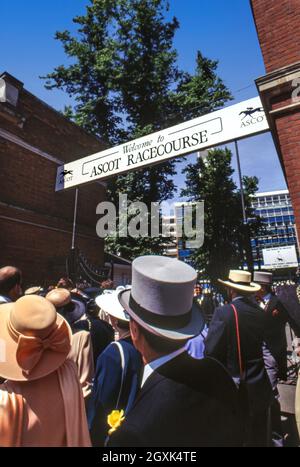 Festa delle signore degli anni '1990 al Royal Ascot. Gli appassionati di corse che camminano fino all'ingresso dell'ippodromo di Ascot indossando la moda vintage e gli stili del giorno Foto Stock