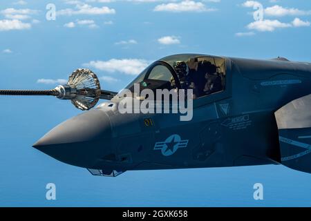 A U.S. Marine Corps F-35B Lightning II stealth fighter jet with Marine Fighter Attack Squadron 242, conduce operazioni di rifornimento aereo con Marine Aerial Refueler Transport Squadron 152 3 ottobre 2021 al largo della costa del Giappone, 3 ottobre 2021. Foto Stock