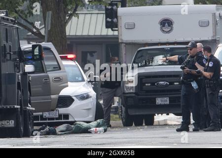 La polizia rimane sul posto di un veicolo sospetto parcheggiato sulla strada di fronte alla Corte Suprema degli Stati Uniti a Washington, DC, USA, martedì 5 ottobre, 2021. La polizia ha tentato di comunicare con il conducente all'interno del veicolo, prima di utilizzare un dispositivo flash bang per rimuoverlo dall'auto e arrestarlo. Foto di Rod Lammey / CNP/ABACAPRESS.COM Foto Stock