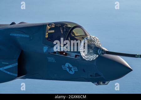 A U.S. Marine Corps F-35B Lightning II stealth fighter jet with Marine Fighter Attack Squadron 242, conduce operazioni di rifornimento aereo con Marine Aerial Refueler Transport Squadron 152 3 ottobre 2021 al largo della costa del Giappone, 3 ottobre 2021. Foto Stock