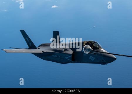 A U.S. Marine Corps F-35B Lightning II stealth fighter jet with Marine Fighter Attack Squadron 242, conduce operazioni di rifornimento aereo con Marine Aerial Refueler Transport Squadron 152 3 ottobre 2021 al largo della costa del Giappone, 3 ottobre 2021. Foto Stock