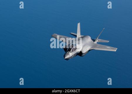 A U.S. Marine Corps F-35B Lightning II stealth fighter jet with Marine Fighter Attack Squadron 242, si avvicina per operazioni di rifornimento aereo con Marine Aerial Refueler Transport Squadron 152 3 ottobre 2021 al largo della costa del Giappone, 3 ottobre 2021. Foto Stock