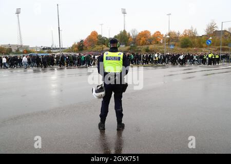 I tifosi di Hammarby e gli ufficiali di polizia fuori dall'arena prima della partita di domenica ad Allsvenskan tra IFK Norrköping-Hammarby SE al Platinumcars Arena, Norrköping, Svezia 3 ottobre 2021. Foto Stock