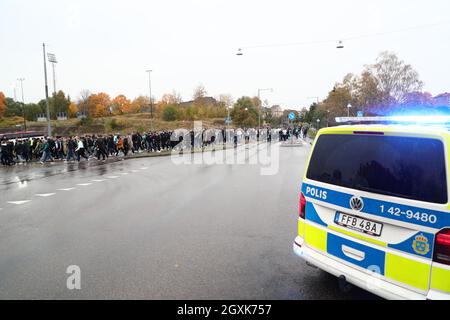 I tifosi di Hammarby e gli ufficiali di polizia fuori dall'arena prima della partita di domenica ad Allsvenskan tra IFK Norrköping-Hammarby SE al Platinumcars Arena, Norrköping, Svezia 3 ottobre 2021. Foto Stock