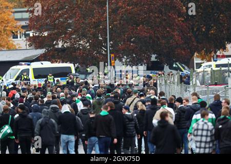 I tifosi di Hammarby e gli ufficiali di polizia fuori dall'arena prima della partita di domenica ad Allsvenskan tra IFK Norrköping-Hammarby SE al Platinumcars Arena, Norrköping, Svezia 3 ottobre 2021. Foto Stock