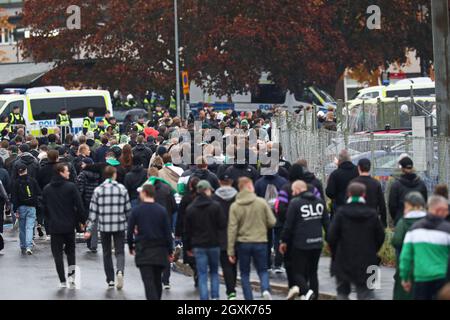 I tifosi di Hammarby e gli ufficiali di polizia fuori dall'arena prima della partita di domenica ad Allsvenskan tra IFK Norrköping-Hammarby SE al Platinumcars Arena, Norrköping, Svezia 3 ottobre 2021. Foto Stock