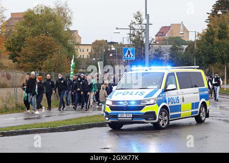 I tifosi di Hammarby e gli ufficiali di polizia fuori dall'arena prima della partita di domenica ad Allsvenskan tra IFK Norrköping-Hammarby SE al Platinumcars Arena, Norrköping, Svezia 3 ottobre 2021. Foto Stock