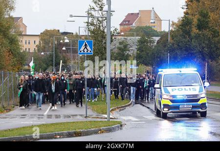 I tifosi di Hammarby e gli ufficiali di polizia fuori dall'arena prima della partita di domenica ad Allsvenskan tra IFK Norrköping-Hammarby SE al Platinumcars Arena, Norrköping, Svezia 3 ottobre 2021. Foto Stock