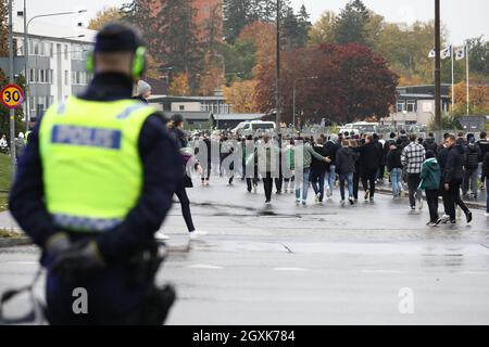 I tifosi di Hammarby e gli ufficiali di polizia fuori dall'arena prima della partita di domenica ad Allsvenskan tra IFK Norrköping-Hammarby SE al Platinumcars Arena, Norrköping, Svezia 3 ottobre 2021. Foto Stock