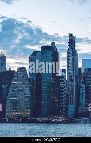 Città del quartiere finanziario al tramonto con 120 Wall Street e Continental Center, Manhattan, New York, USA Foto Stock