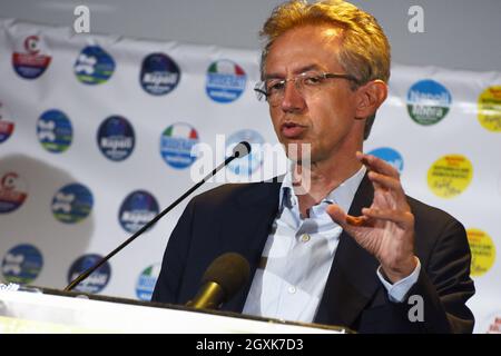 Napoli, Italia. 4 ottobre 2021. Gaetano Manfredi, nuovo Sindaco di Napoli, durante la conferenza stampa nel suo quartier principale, dopo di che la sua coalizione elettorale di sinistra ha vinto le elezioni amministrative a Napoli il 4 ottobre 2021. (Foto di Pasquale Gargano/Pacific Press/Sipa USA) Credit: Sipa USA/Alamy Live News Foto Stock