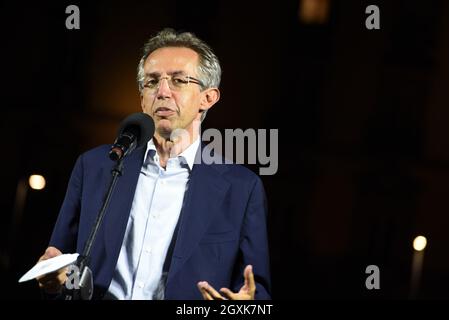 Napoli, Italia. 4 ottobre 2021. Gaetano Manfredi, nuovo Sindaco di Napoli, celebra con i suoi sostenitori sotto Palazzo San Giacomo, sede del comune di Napoli, dopo di che la sua coalizione elettorale di sinistra ha vinto le elezioni amministrative a Napoli, Italia, il 4 ottobre 2021. (Foto di Pasquale Gargano/Pacific Press/Sipa USA) Credit: Sipa USA/Alamy Live News Foto Stock