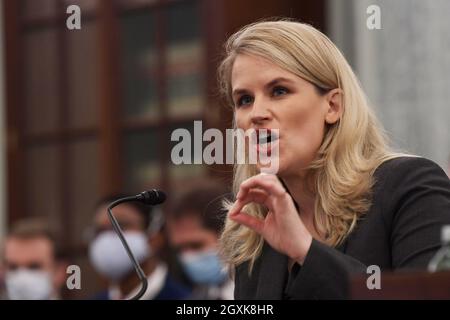 5 ottobre 2021, Washington, Dystric of Columbia, USA: L'ex dipendente di Facebook FRANCES HAUGEN testimonia prima del Senato Subcomitato sulla protezione dei consumatori, sicurezza dei prodotti e sicurezza dei dati durante un'audizione su Facebook file: Proteggere i bambini online, oggi il 05 ottobre 2021 a Russell Senate/Capitol Hill a Washington DC, USA. (Credit Image: © Lenin Nolly/ZUMA Press Wire) Foto Stock