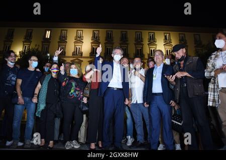 Napoli, Italia. 4 ottobre 2021. Gaetano Manfredi, nuovo Sindaco di Napoli, celebra con i suoi sostenitori sotto Palazzo San Giacomo, sede del comune di Napoli, dopo di che la sua coalizione elettorale di sinistra ha vinto le elezioni amministrative a Napoli, Italia, il 4 ottobre 2021. (Foto di Pasquale Gargano/Pacific Press/Sipa USA) Credit: Sipa USA/Alamy Live News Foto Stock