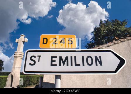 Segnaletica stradale St Emilion nel cuore dei vigneti sulla D245 St Emilion/Pomerol Bordeaux France Foto Stock