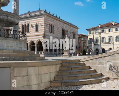 Udine, Italia (2 ottobre 2021) - Vista su Piazza Libertà con la Loggia veneziana che ospita il municipio Foto Stock