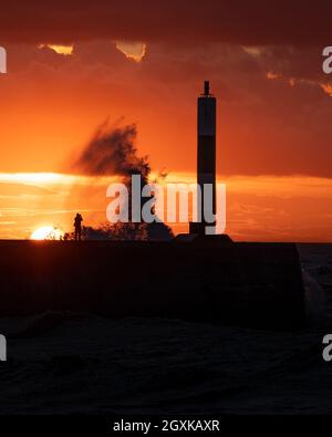 Aberystwyth, Ceredigion, Galles, Regno Unito. 5 ottobre 2021 tempo britannico. Un fotografo gode l'ultimo del sole mentre la tempesta inizia nella città costiera di Aberystwyth. © Rhodri Jones/Alamy Live News Foto Stock