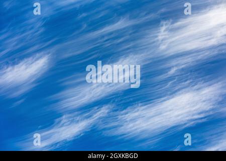 Le nuvole di Cirrus che si formano sul Parco Nazionale Olimpico, Washington state, USA Foto Stock