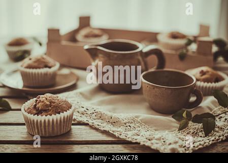 Muffin sani ai mirtilli e una caraffa di latte su un tavolo Foto Stock