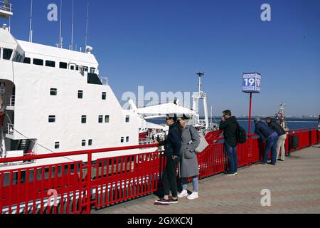 ODESA, UCRAINA - OCOBER 05, 2021 - Ricerca rompighiaccio RRS James Clark Ross acquistato dall'Ucraina dal Regno Unito è ormeggiato al porto marittimo di Odesa, Odesa, Ucraina meridionale Foto Stock