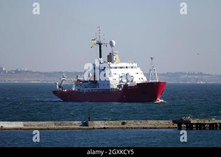 ODESA, UCRAINA - OCOBER 05, 2021 - Ricerca rompighiaccio RRS James Clark Ross acquistato dall'Ucraina dal Regno Unito entra nel porto marittimo di Odesa, Odesa, Ucraina meridionale Foto Stock