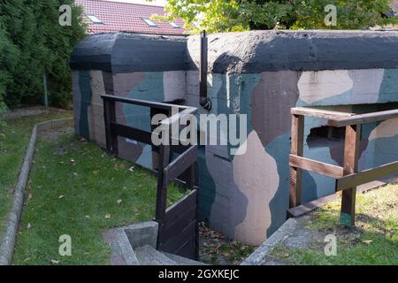 Rybnik, Polonia - 23 settembre 2021. Linea polacca di difesa e fortificazione in Rybnik (bunker Wawok). Autunno giorno di sole. Messa a fuoco selettiva. Foto Stock