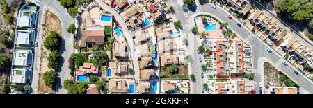 Pinar de Campoverde quartiere residenziale vista dall'alto. Drone punto di vista ville estive di lusso con piscine tetti a vista città a somma di sole Foto Stock