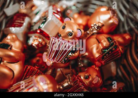 I giocattoli dorati di Natale portano la sfera d'oro nel cestino, le luci festive del bokeh sullo sfondo. Buon Natale e felice anno nuovo 2022 decorazione magica. Foto Stock