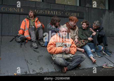 Londra, Inghilterra, Regno Unito. 5 ottobre 2021. Highbury Corner Magistrates Court, Londra, Regno Unito, 5 ottobre 2021. I sei eco-attivisti che hanno trascorso un mese all'interno dei giardini di Euston Square FERMANO i tunnel del campo HS2 sotterranei e sono stati convocati alla corte oggi posano per i media. Swampy (Daniel Hooper, 48), Dr. Larch Maxey, 49, Digger Down (Scott Breen, 47), Nemo (Juliett Stevenson-Clarke, 22), Blue (Isla, 18) e Lazer (Lachlan, 20) Sandford, sono stati processati per presunte offese legate al campo di protezione degli alberi e ai tunnel allestiti a Euston Square Gardens, tra il 28 agosto 2020 e febbraio Foto Stock