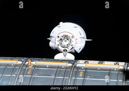 Il veicolo SpaceX Cargo Dragon si avvicina alla Stazione spaziale Internazionale per un ancoraggio autonomo al modulo Harmony in avanti adattatore docking 30 agosto 2021 a Earth Orbit. Foto Stock