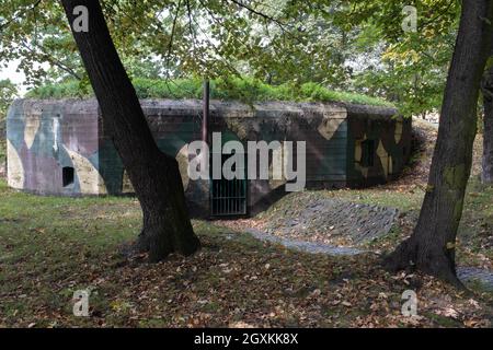 Swietochlowice, Polonia - 27 settembre 2021. Linea polacca di difesa e fortificazione in Swietochlowice. Autunno giorno di sole. Foto Stock