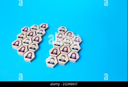 La gente era divisa in due gruppi. Divisione della comunità. Divisione in due campi di opinioni. Violazione dell'integrità. Differenze di opinione. Fusione in un o. Foto Stock