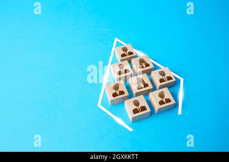 La gente è modellata in una freccia. Organizzarsi in un team efficace. Riunirsi in un gruppo organizzato. Cooperazione e lavoro di squadra. Consolidamento, st Foto Stock