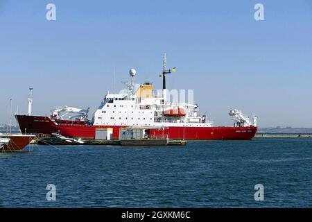 Non esclusiva: Ricerca rompighiaccio RRS James Clark Ross acquistato dall'Ucraina dal Regno Unito è ormeggiato al porto marittimo di Odesa, Odesa, a sud Foto Stock