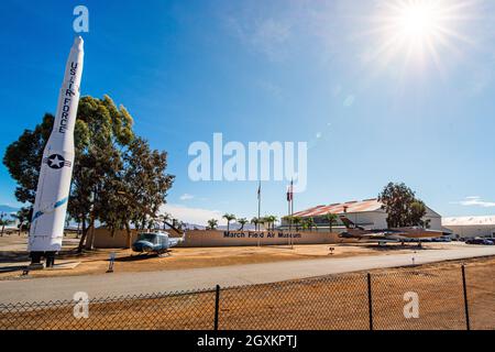 Riverside, CA—5 ottobre 2021; Minuteman Mussel, UH-1 Huey e F-105 Thunderchief siedono di fronte all'ingresso al March Field Air Museum da parte del March Air Force Ba Foto Stock