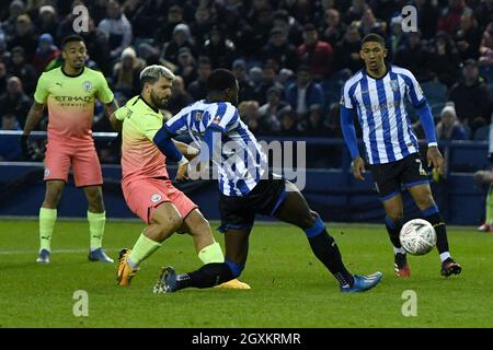 Sergio Aguero di Manchester City segna il primo obiettivo del gioco Foto Stock