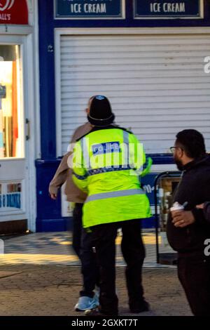 Eastbourne, Regno Unito. 5 ottobre 2021. La polizia è stata costretta ad agire dopo che una veglia per Sabina Nessa, che ha avuto luogo nei pressi del molo di Eastbourne, è stata interrotta da un maschio che parla in relazione alla nazionalità della persona arrestata ad Eastbourne e accusato del suo omicidio . Credit: Newspics UK South/Alamy Live News Foto Stock