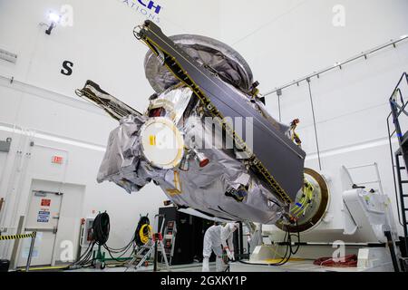 La navicella spaziale Lucy della NASA viene spostata in posizione orizzontale su uno stand a rotazione all'interno della struttura operativa spaziale Astrotech 1 settembre 2021 a Titusville, Florida. Lucy esplorerà gli asteroidi come mai prima d'ora per un periodo stimato di 12 anni. Foto Stock