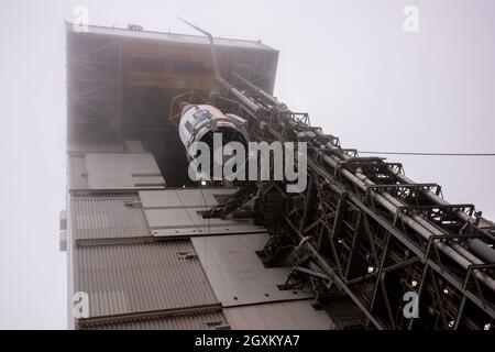 La navicella spaziale NASA Landsat 9 viene sollevata e accoppiata al razzo United Launch Alliance Atlas V presso lo Space Launch Complex 3, Vandenberg Space Force base 15 settembre 2021 a Lompoc, California. Foto Stock