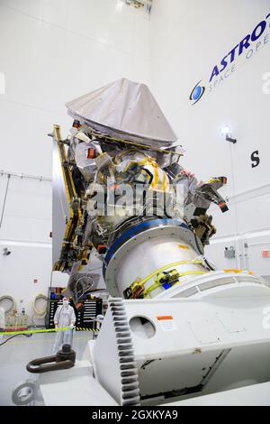 La navicella spaziale Lucy della NASA viene spostata in posizione orizzontale su uno stand a rotazione all'interno della struttura operativa spaziale Astrotech 1 settembre 2021 a Titusville, Florida. Lucy esplorerà gli asteroidi come mai prima d'ora per un periodo stimato di 12 anni. Foto Stock
