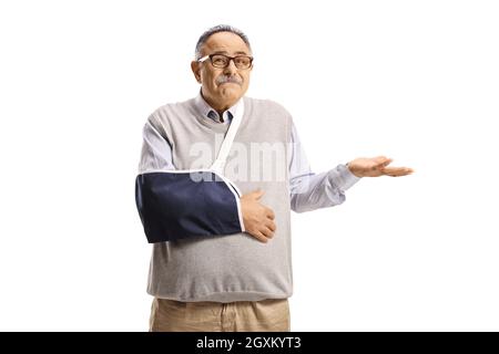 Confuso uomo maturo con un braccio rotto che indossa una stecca isolato su sfondo bianco Foto Stock