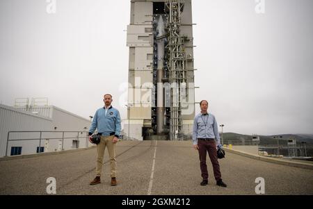 La NASA Landsat 9 Project Scientist Jeff Masek e l'attore Marc Evan Jackson, a sinistra, posano con il razzo United Launch Alliance Atlas V e la navicella spaziale NASA Landsat 9 al Space Launch Complex 3, Vandenberg Space Force base, 26 settembre 2021 a Lompoc, California. Foto Stock