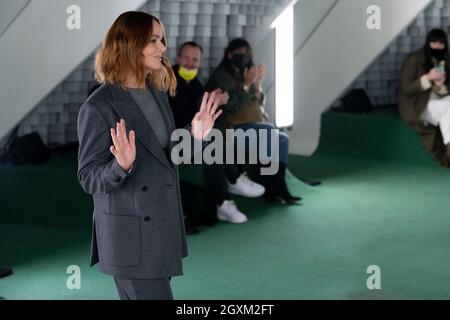 Parigi, Frankreich. 4 ottobre 2021. Pista Stella McCartney SS22 durante la settimana della moda di Parigi - Parigi, Francia. 04/10/2021 Credit: dpa/Alamy Live News Foto Stock