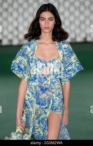 Parigi, Frankreich. 4 ottobre 2021. Pista Stella McCartney SS22 durante la settimana della moda di Parigi - Parigi, Francia. 04/10/2021 Credit: dpa/Alamy Live News Foto Stock