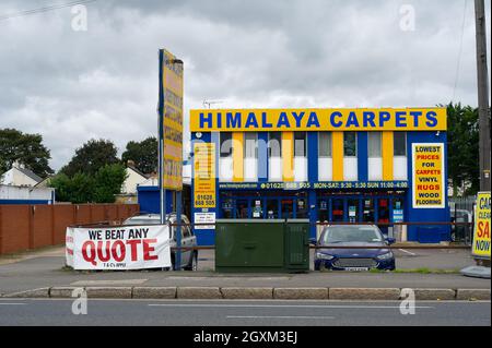 Slough, Regno Unito. 5 ottobre 2021. A We Beat qualsiasi segno di preventivo fuori del negozio di tappeti Himalaya. Credit: Maureen McLean/Alamy Foto Stock