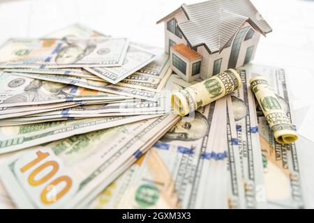 Soldi contro lo sfondo della disposizione della casa. Stipendio per i costruttori. Posti vacanti per i costruttori. Formazione nelle professioni di costruzione. Foto Stock